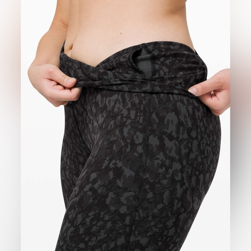 Lululemon Wunder Under High-Rise Crop 23" size 4 - Picture 3 of 10